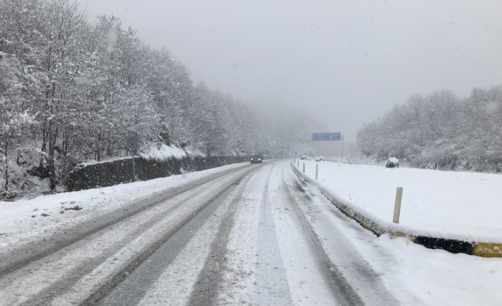 Bartın ve Karabük'te kar etkili oluyor