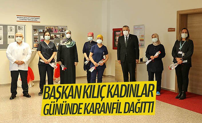 BAŞKAN KILIÇ KADINLAR GÜNÜNDE KARANFİL DAĞITTI
