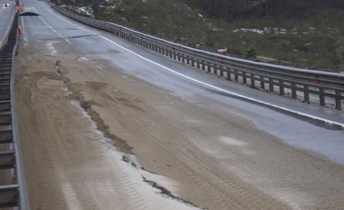 Batı Karadeniz bağlantı yolunun bir bölümündeki çökme nedeniyle yol trafiğe kapatıldı
