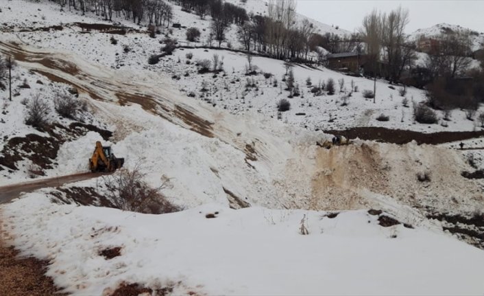 Bayburt'ta çığ düşmesi sonucu kapanan köy yolu ulaşıma açıldı