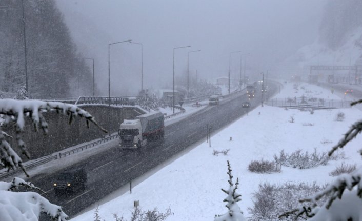 Bolu Dağı'nda kar kalınlığı 10 santimetreye ulaştı