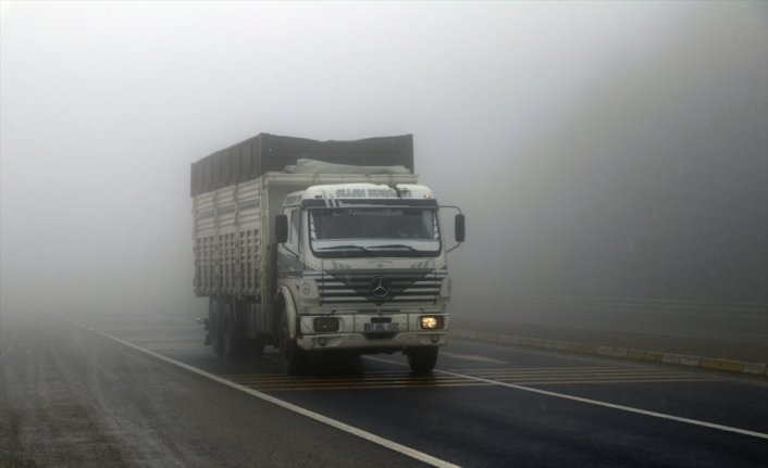 Bolu Dağı'nda kar yağışı ve sis nedeniyle görüş mesafesi 35 metreye kadar düşüyor