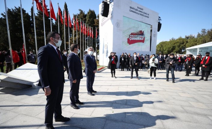 Çanakkale'ye 7 bölgeden getirilen bayraklar Şehitler Abidesi'nde göndere çekildi