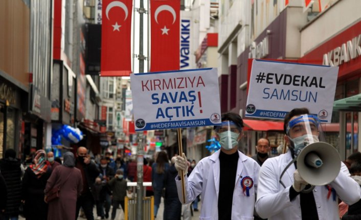 “Çok yüksek riskli“ Samsun'da tıp öğrencileri, pankartlarla vatandaşlara Kovid-19 uyarısı yaptı