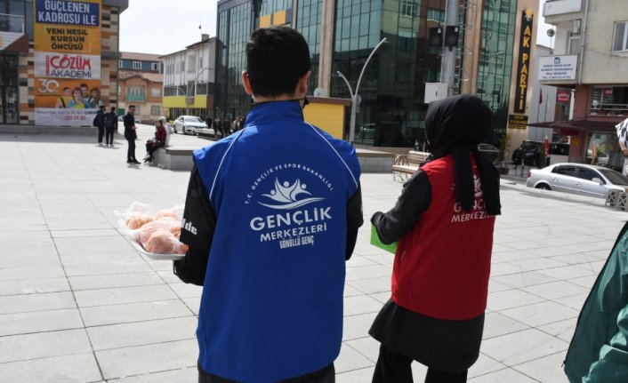 Çorum'da gönüllü gençler, Yeşilay Haftası etkinliğinde sigarasını kıranlara meyve ikram etti
