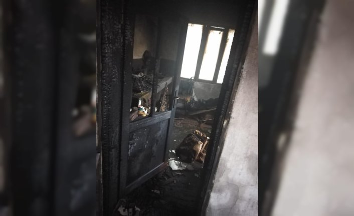 Düzce'de çıkan yangında 2 katlı ev hasar gördü
