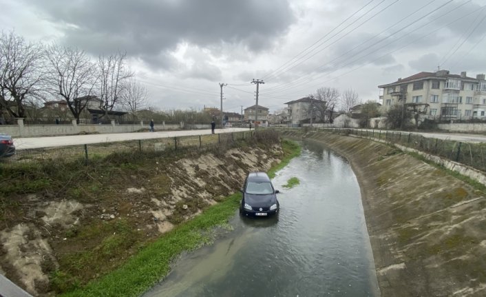 Düzce'de dere yatağına devrilen otomobilin sürücüsü yaralandı