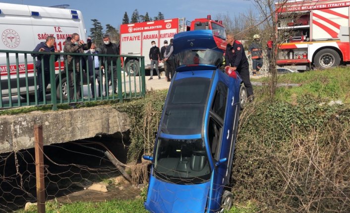Düzce'de dereye devrilen otomobildeki anne ve kızı yaralandı