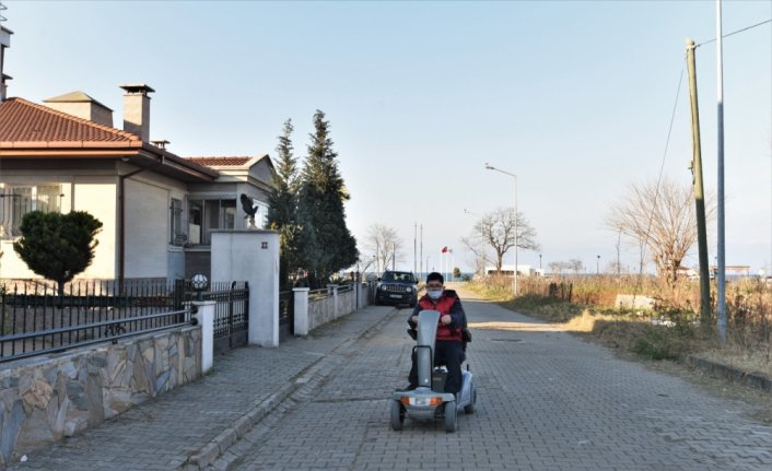 Engelli gencin yüzü istediği akülü araca kavuşmasıyla güldü