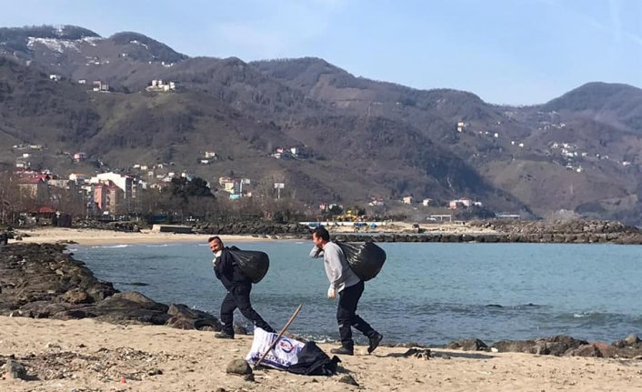 Espiye'de sahiller odun parçalarından temizleniyor