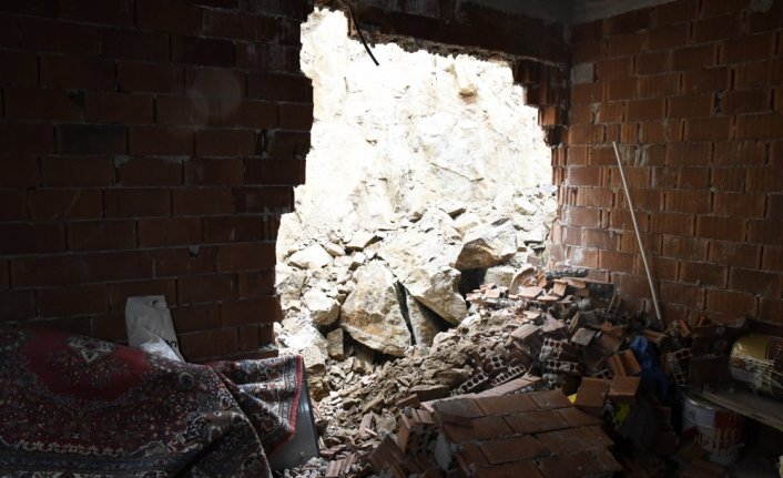 Gümüşhane'de yamaçtan kopan kayalar iki katlı evde hasara neden oldu