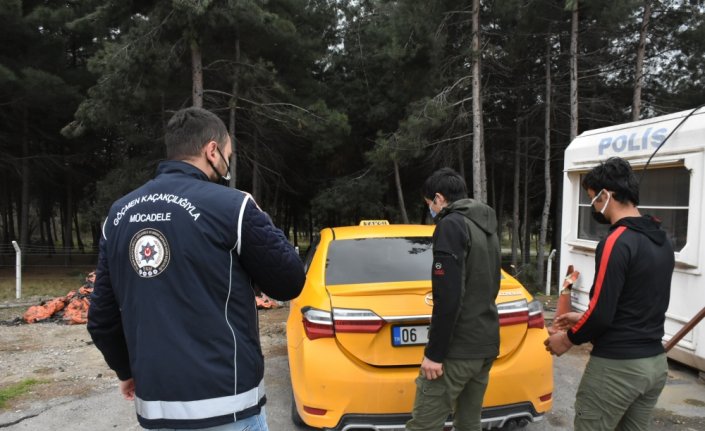 GÜNCELLEME - Samsun'da yurda yasa dışı yollarla giren 12 Afgan taksilerde ve otogarda yakalandı