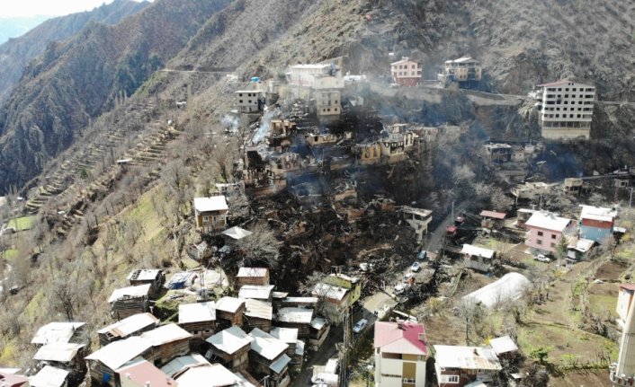 Yusufeli'ndeki köyde çok sayıda binaya sıçrayan yangın tamamen söndürüldü