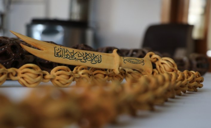 Hüseyin usta, kütükleri tek parça halinde sanat eserine dönüştürüyor