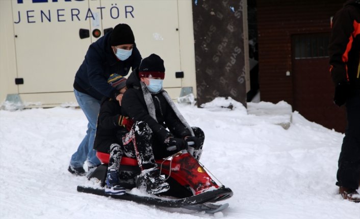 Ilgaz Dağı Kayak Merkezi'nde hafta sonu yoğunluğu yaşanıyor