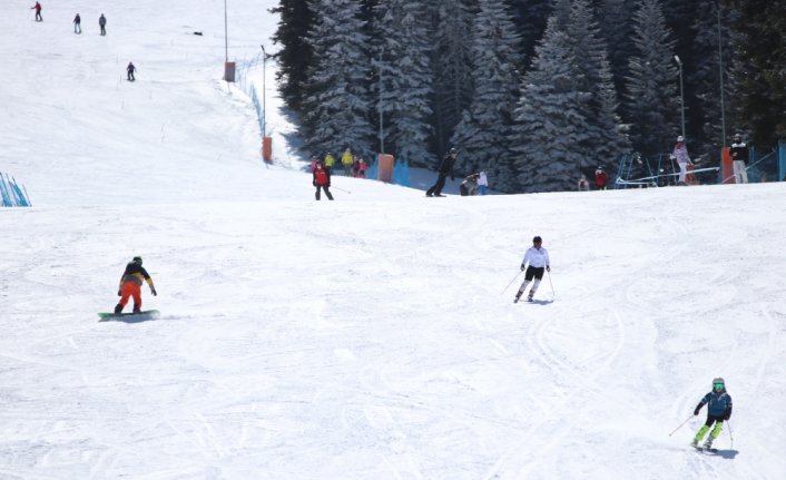 Ilgaz Dağı Kayak Merkezi'nde kısıtlamasız hafta sonu yoğunluğu yaşandı