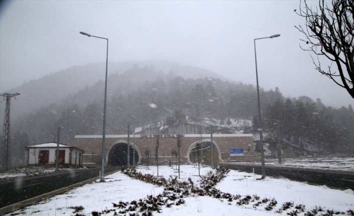 Ilgaz Dağı'nda sis ve kar yağışı etkili oluyor