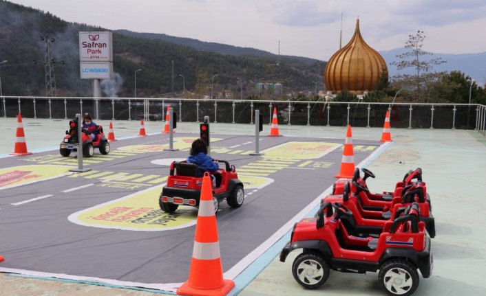 Karabük'te jandarma simülasyon aracıyla emniyet kemerinin önemine dikkati çekti
