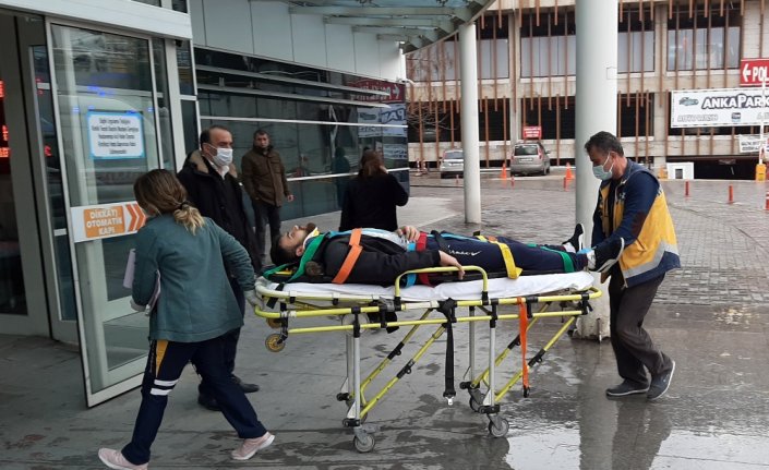 Karabük'te refüje çarpan otomobildeki 2 kişi yaralandı