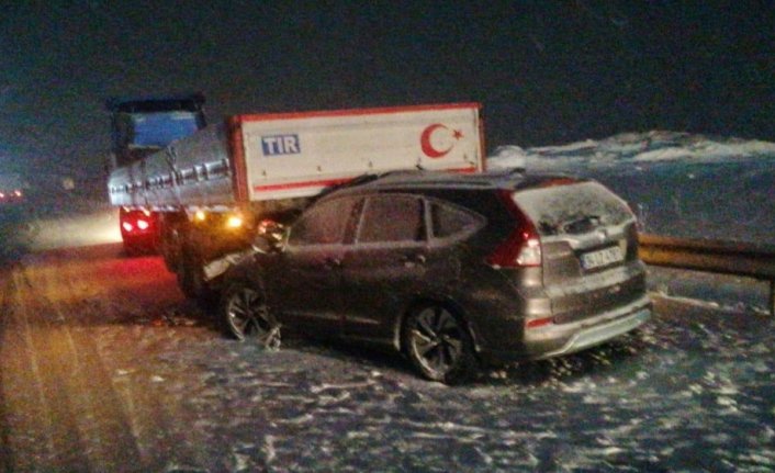 Karabük'te tıra çarpan otomobilin sürücüsü yaralandı