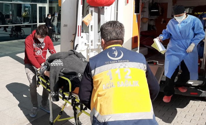 Karabük'te traktörle çarpışan hafif ticari araç su kanalına devrildi: 4 yaralı
