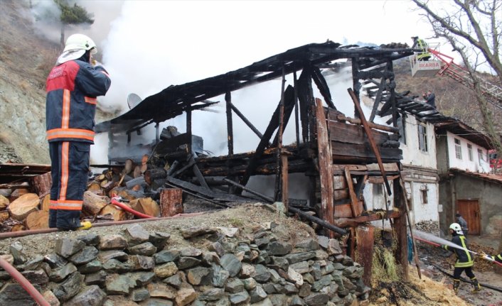 Kastamonu'da 2 katlı ev ile ahır ve odunluk yandı