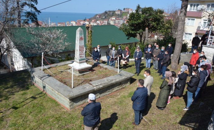Kastamonu'da, 98 yıl önce tifüs salgınında ölen doktor mezarı başında anıldı