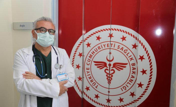 Kendi atölyesini kuran cerrah ahşap kase yaparak stres atıyor