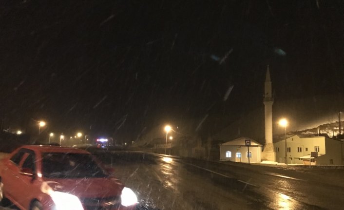 Kop Dağı Geçidi'nde kar yağışı ve tipi etkili oluyor