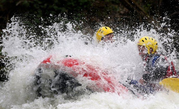 Macera tutkunları Melen Çayı'nda rafting yaparak adrenalin depoladı