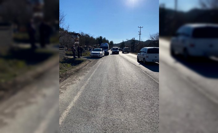 Mudurnu'da şarampole devrilen traktördeki 2 kişi yaralandı