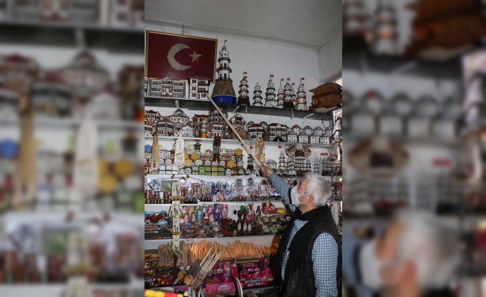 Ninesinin cumhuriyetin ilanı döneminde yaptığı bayrağa gözü gibi bakıyor