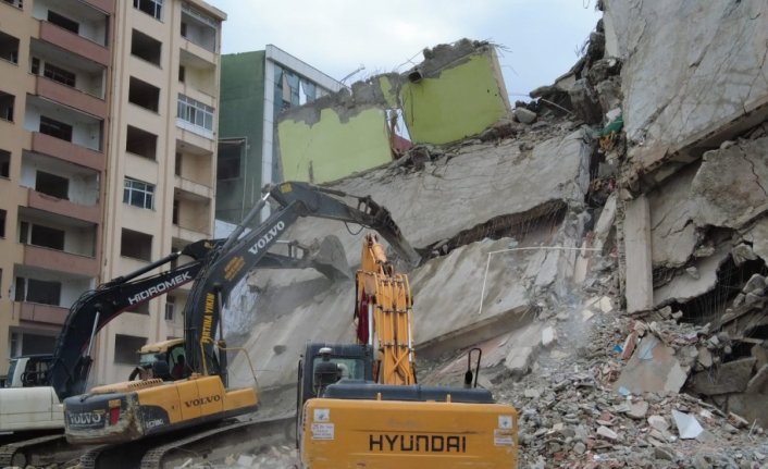 Rize'de kentsel dönüşüm kapsamında Belediye Blokları'nın yıkımı sürüyor