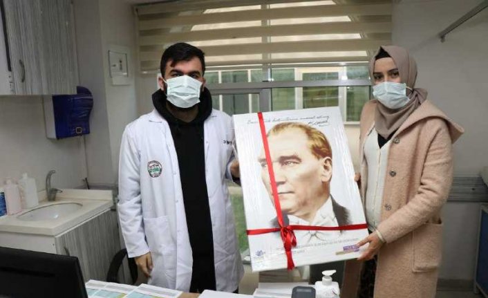 Safranbolu Belediyesi sağlık çalışanlarına Atatürk tablosu hediye etti
