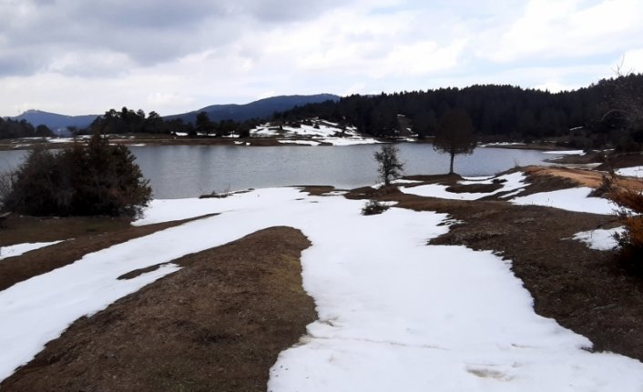 Sakarya'nın Karagöl Yaylası'nda iki mevsim bir arada yaşanıyor