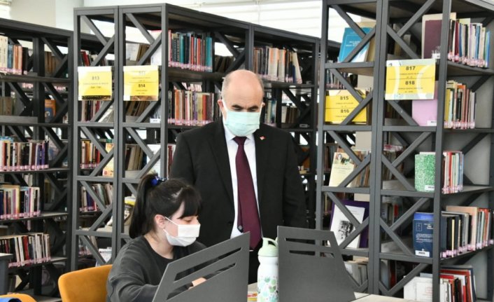 Samsun Valisi Zülkif Dağlı, Gazi İl Halk Kütüphanesini ziyaret etti: