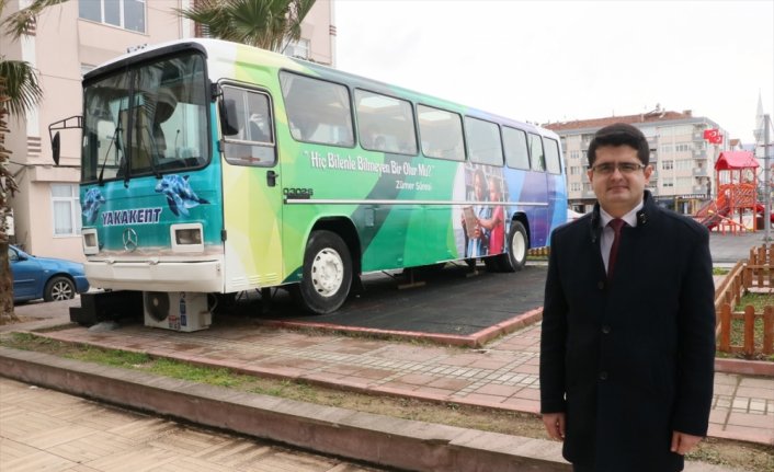 Samsun'da kütüphaneye dönüştürülen eski otobüs ilgi görüyor