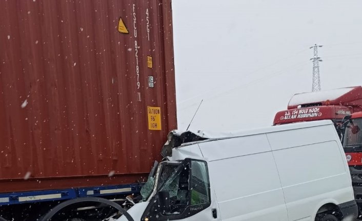 Samsun'da minibüs park halindeki tıra çarptı: 1 ölü, 1 yaralı