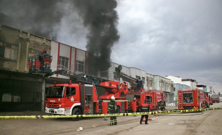 Samsun'da yalıtım malzemesi imalathanesinde çıkan yangın söndürüldü