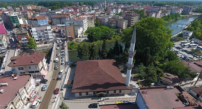 Tarihi Terme Pazar Camisi ahşap mimarisiyle dikkati çekiyor