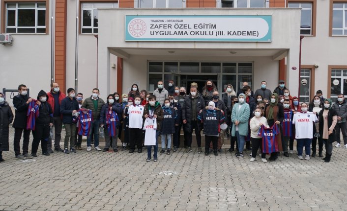 Trabzonspor Teknik Direktörü Avcı, down sendromlu ve otizmli çocukları ziyaret etti