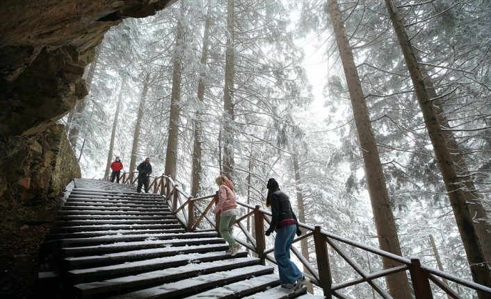 Trabzon'un yüksek kesimleri beyaza büründü