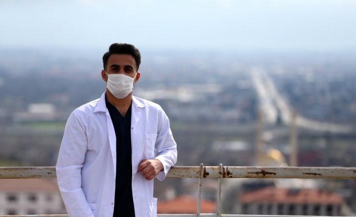 Trafik kazasında bacağını kaybeden genç, doktorunun izinden gidiyor