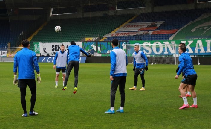 Vali Kemal Çeber'den Çaykur Rizespor'a ziyaret