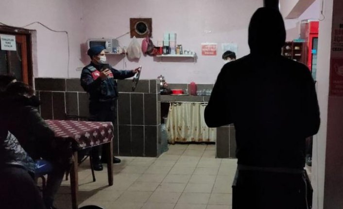 Zonguldak'ta kısıtlama saatinde kahvehanede yakalanan 8 kişiye para cezası kesildi