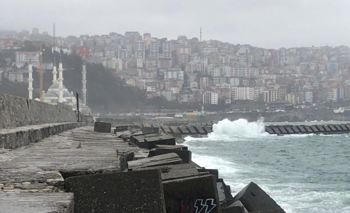 Zonguldak'ta sis ve rüzgar etkili oluyor