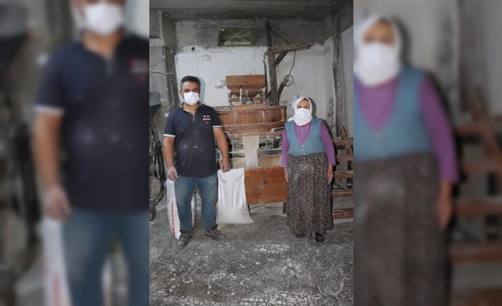 87 yaşındaki Meryem Balcı, oğluyla değirmencilik yapıyor