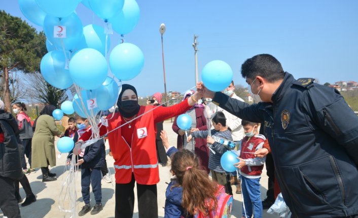 Akçakoca'da otizme dikkati çekmek için gökyüzüne mavi balonlar bırakıldı
