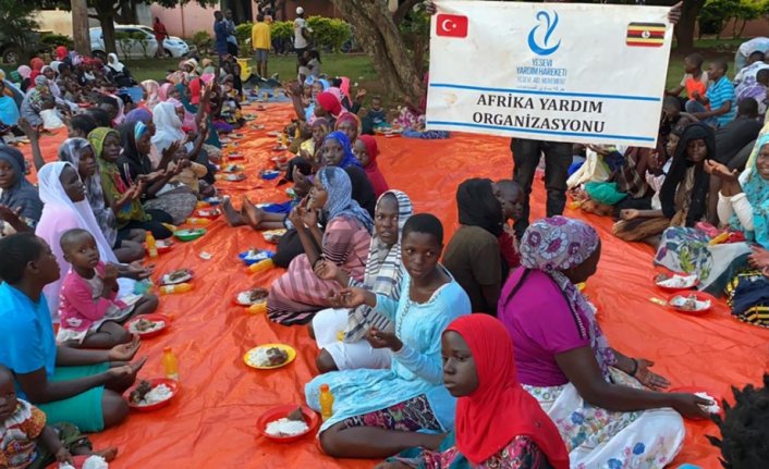 Amasyalı çift düğün yemeklerini Uganda'da ihtiyaç sahiplerine verdi