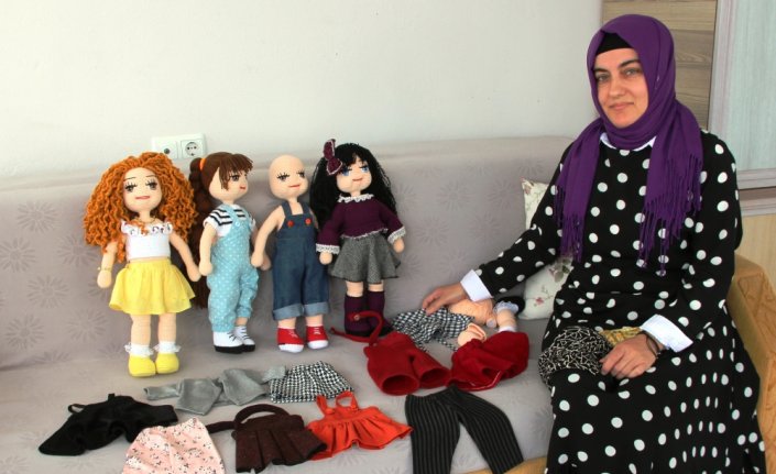 Amasyalı kadın hobi olarak örmeye başladığı bebekleri satarak aile ekonomisine katkı sağlıyor